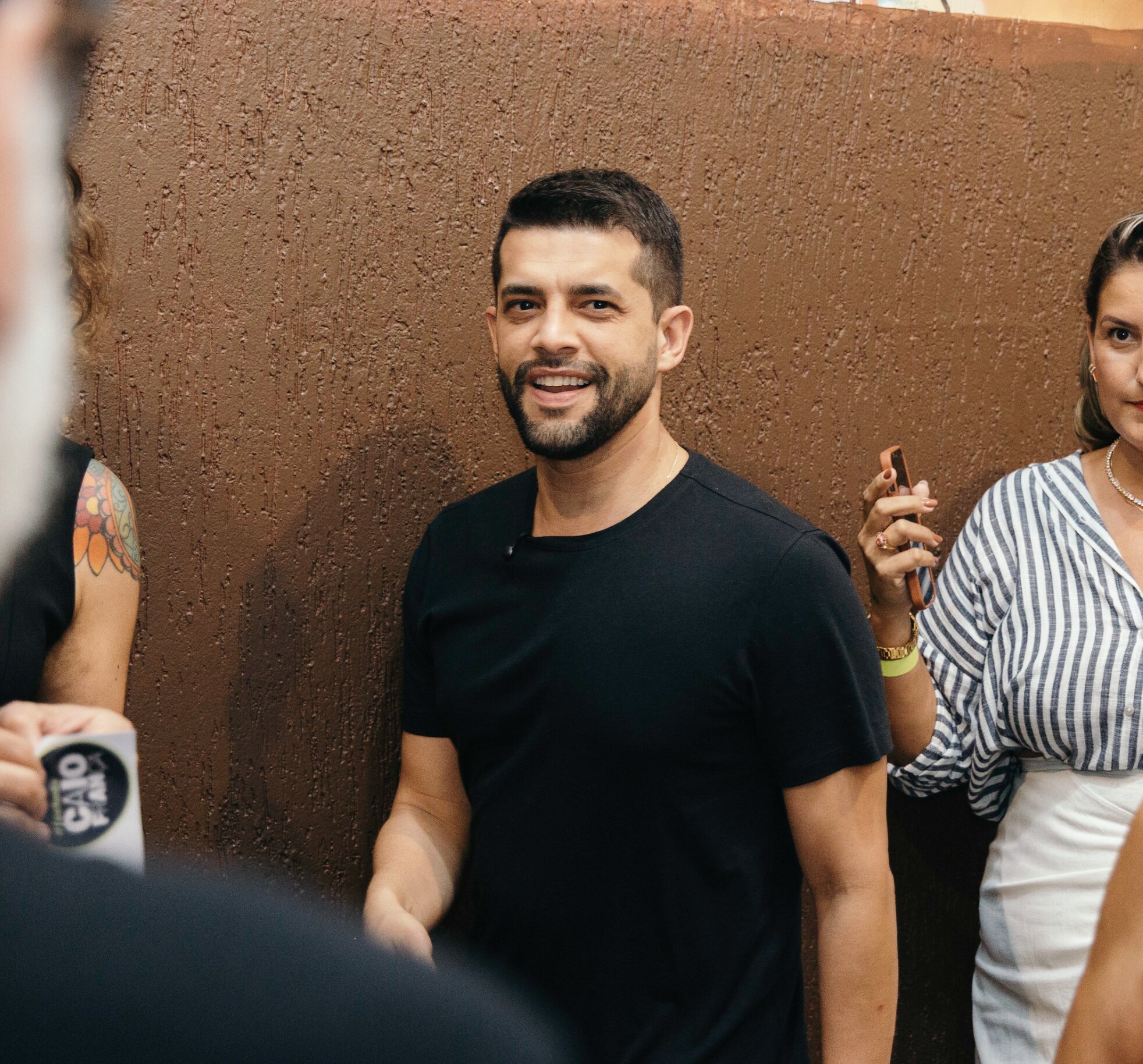 Caio França em conversa com moradores