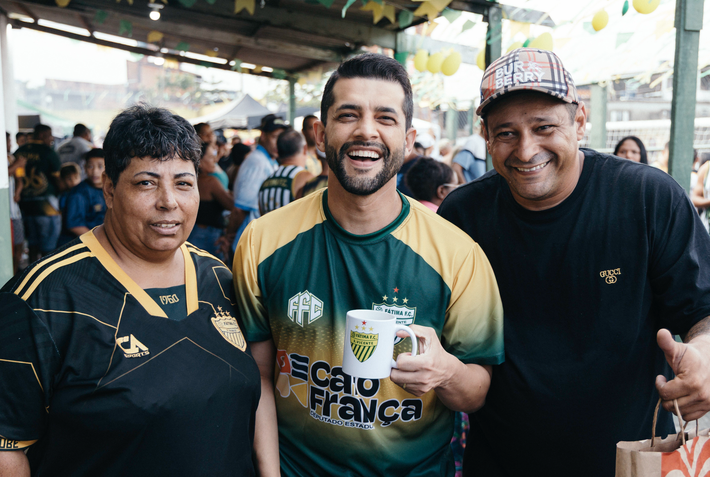 Caio França com apoiadores em evento comunitário