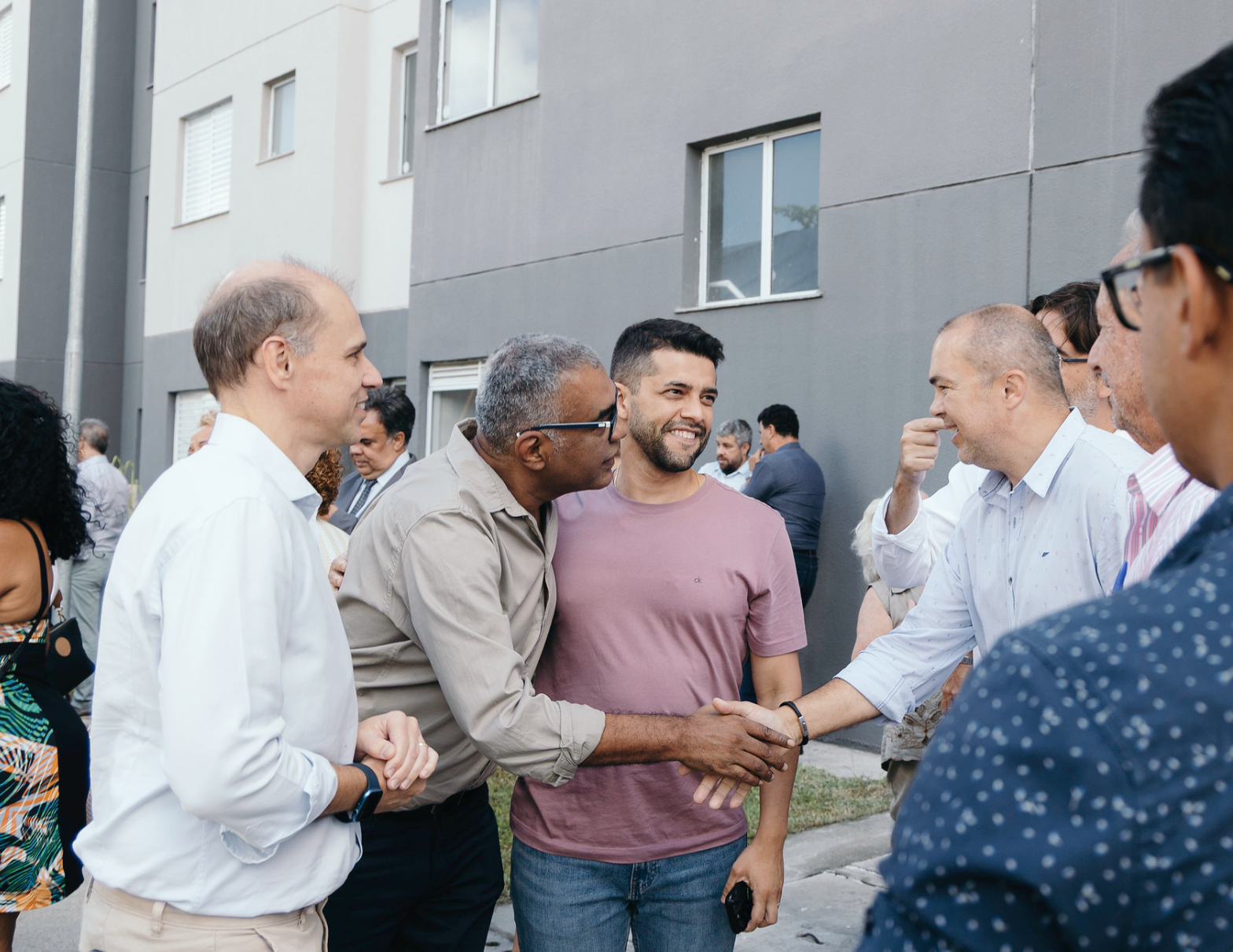 Caio França conversando com moradores durante agenda do mandato
